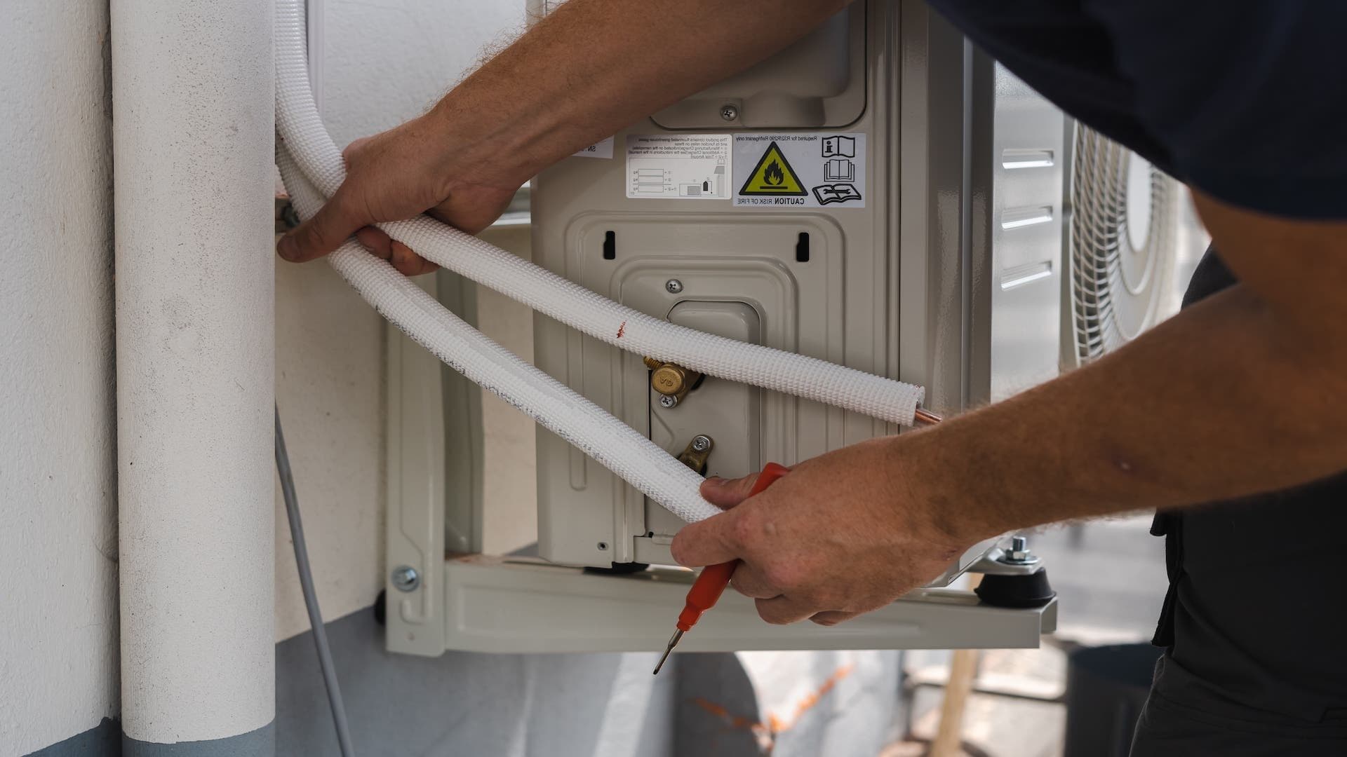 Airco installatie op gevel door Diamant Renovatie BV