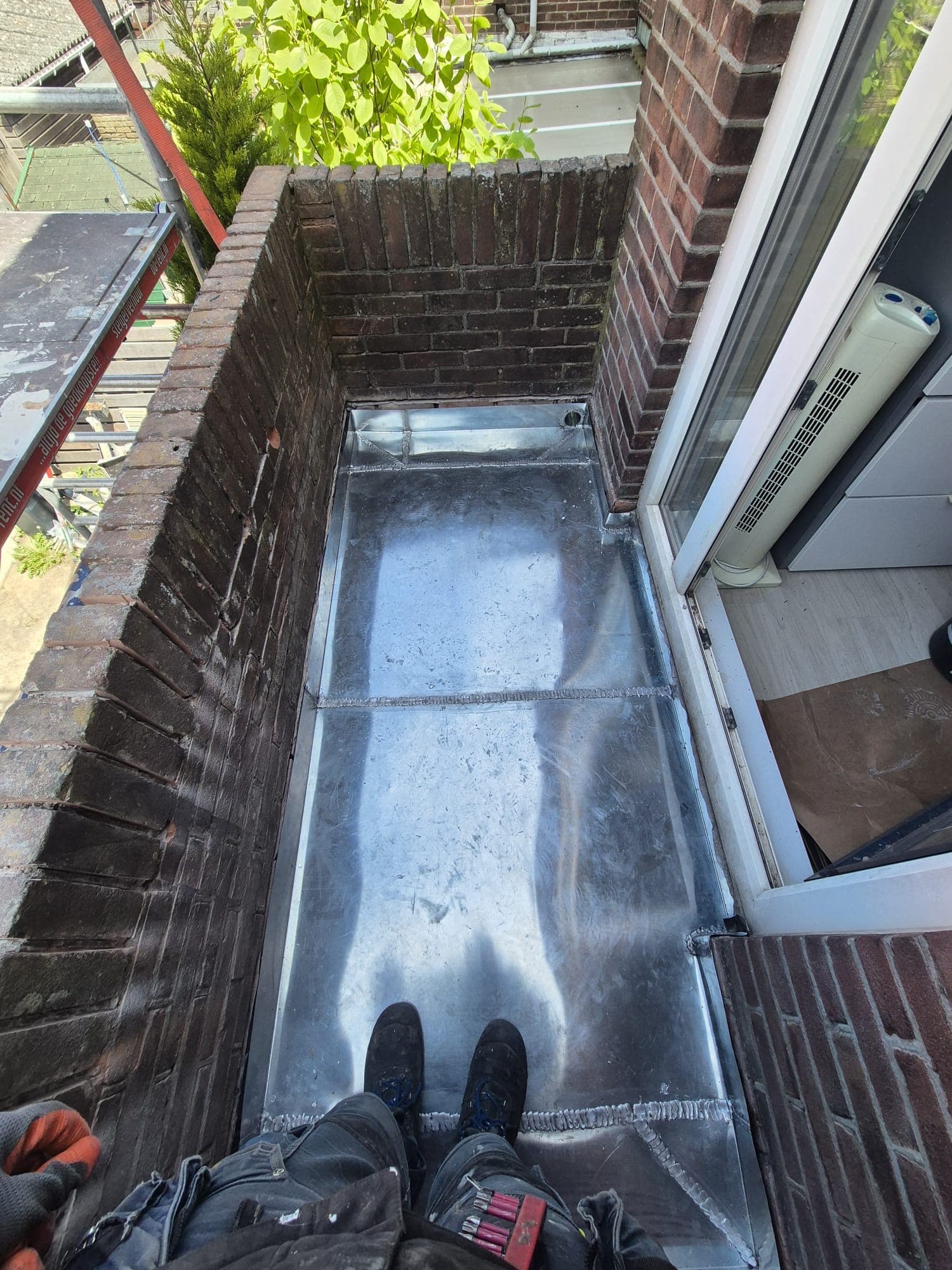 Balkon renovatie met betegeling en afwerking