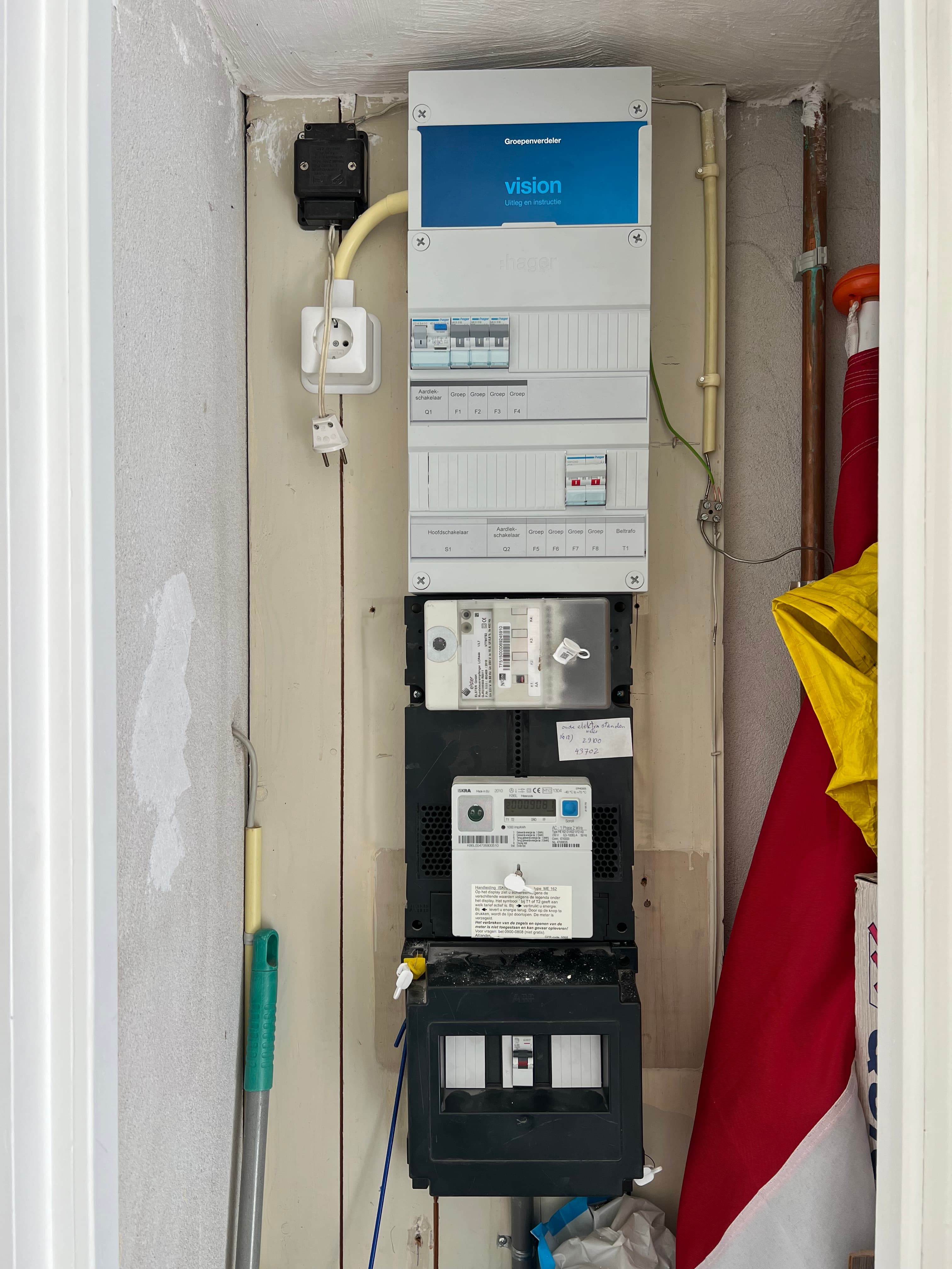 Elektricien werkt aan groepenkast